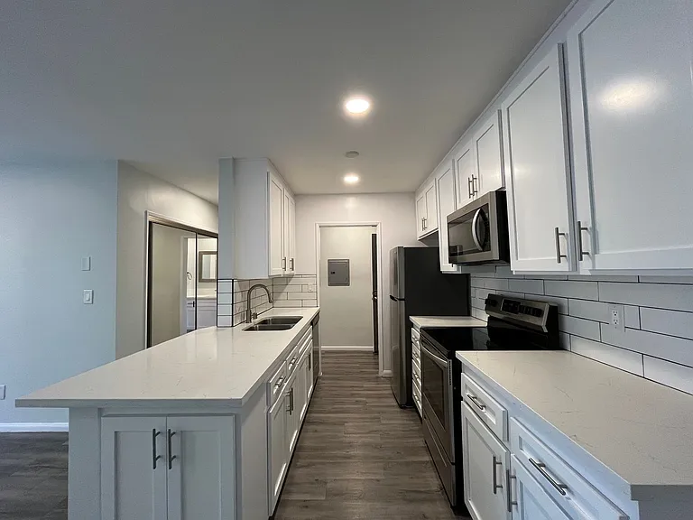 1635 North Martel Avenue — Photo 10