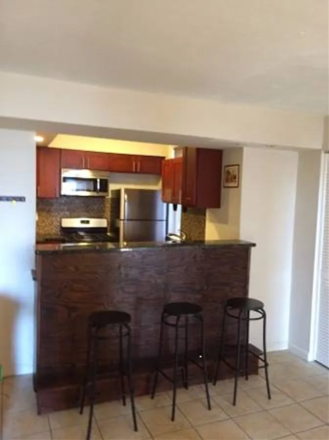 3 bed, 900 sqft, $1,660 — Photo 1