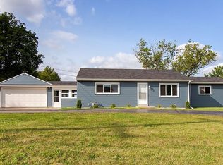 7114 Pioneer Rd, Cedarburg, WI 53012