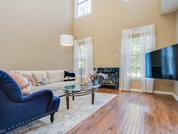 4th image of 31 Pinehurst Cir