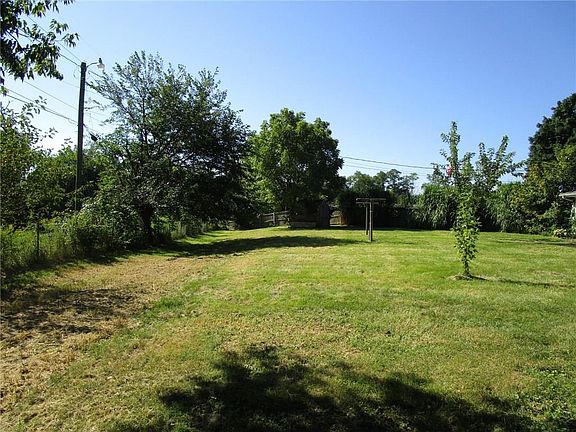 4th image of 28 Center Dr