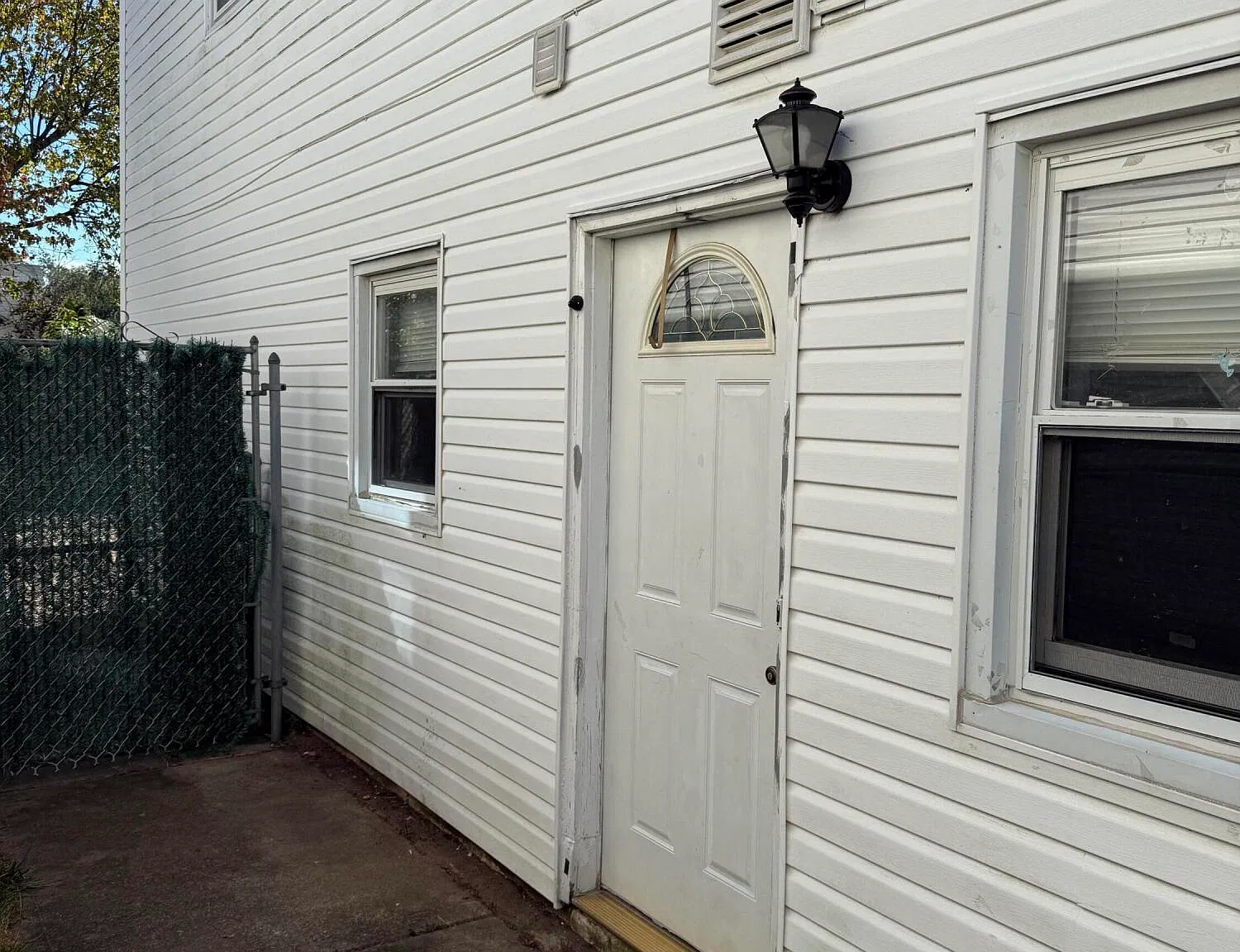 2 bed, 1.0 bath, 2406 sqft, $2,200 — Photo 2