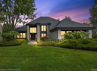 6565 Burtonwood Dr, West Bloomfield, MI 48322