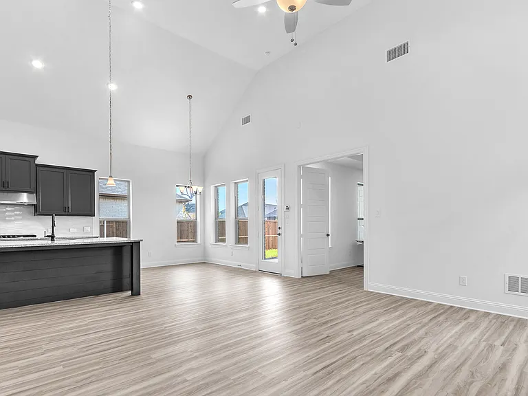 2410 Thavie St — Photo 32
