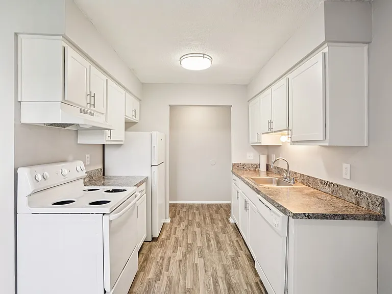 Hillcrest Club Apartments — Photo 27