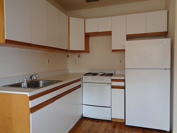 4th image of 1075 Warburton Ave #33