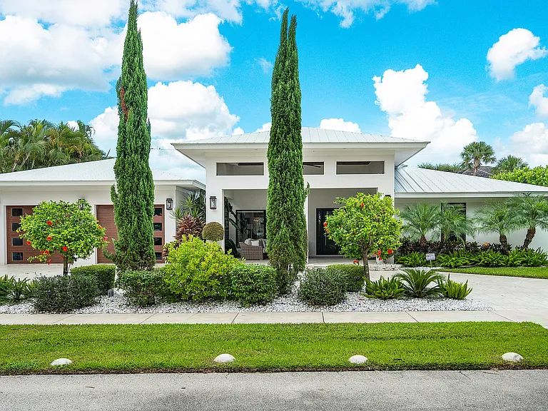 1117 Lake Dr — Photo 4