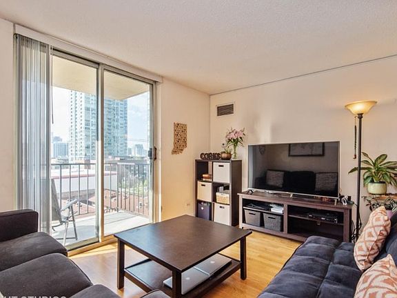4th image of 1212 N Lasalle St #805