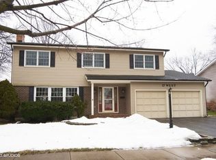 17 W Canterbury Dr, Arlington Heights, IL 60004
