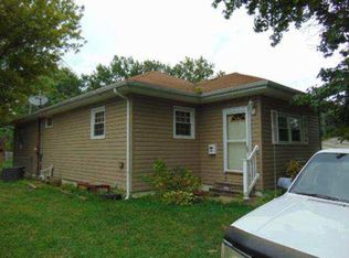 733 E Taylor St, Benton, IL 62812