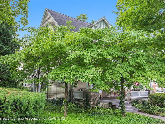 3rd image of 104 E Oak St