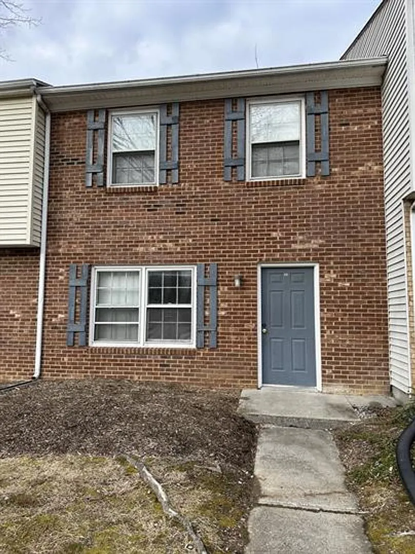 Spacious Townhome Near Campus — Photo 1