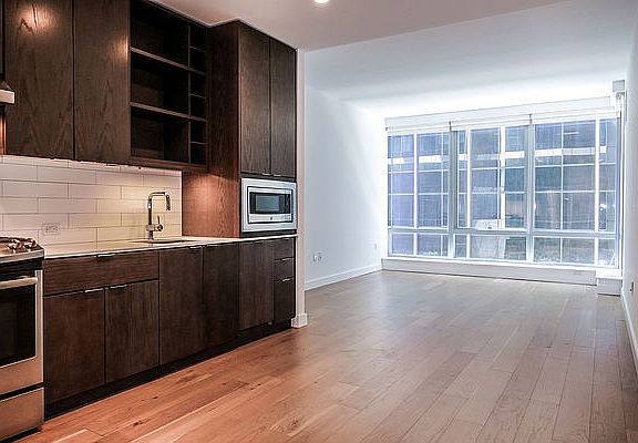 3rd image of 225 E 39th St #6G