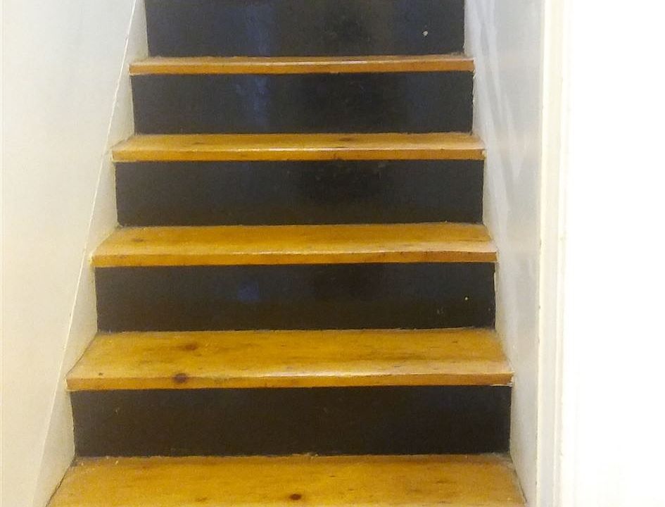 STAIRWAY TO BED RM
