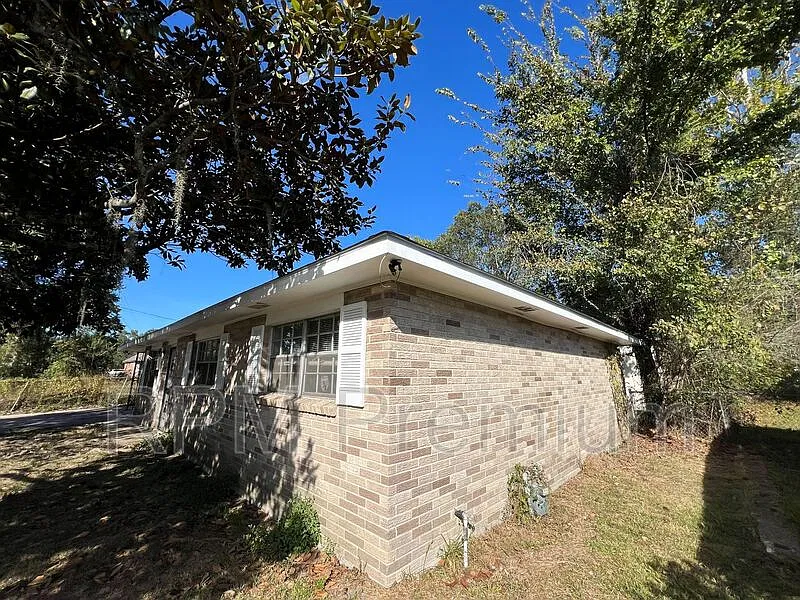 3 bed, 1.5 bath, 1180 sqft, $1,350 — Photo 2