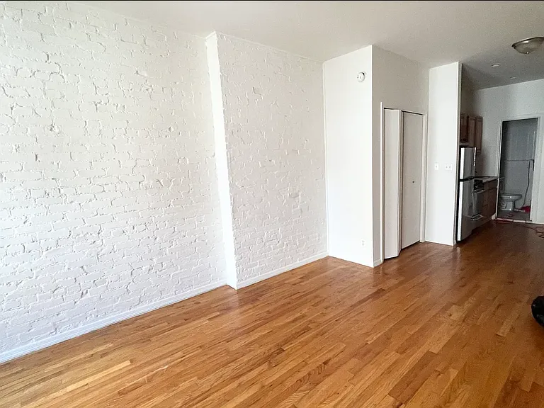 221 E 85th St #21 — Photo 3