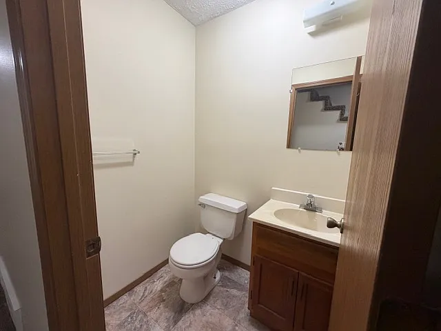 3 bed, 1.5 bath, 1350 sqft, $1,300 — Photo 8