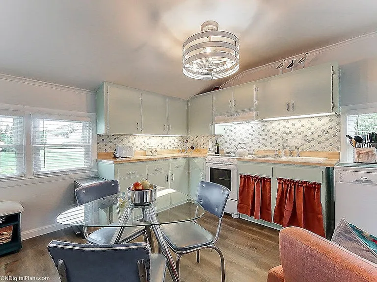 Kitchen with dining table