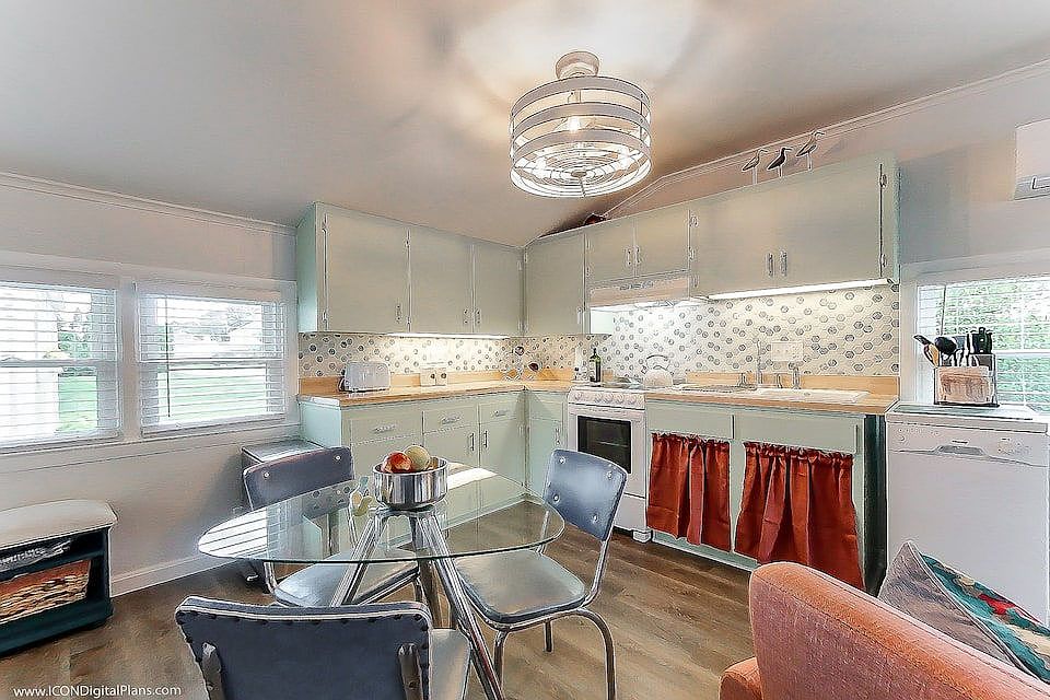 Kitchen with dining table