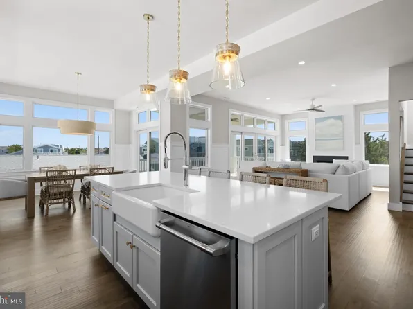 2 E 28th St #B, Barnegat Light, NJ 08006