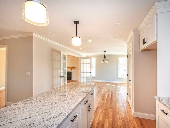5th image of 548 Harvard St