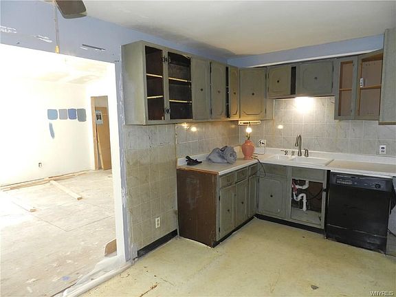 4th image of 16 Stellane Dr