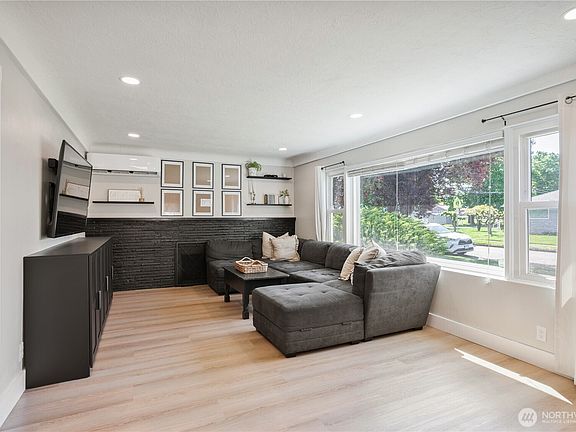 4th image of 2808 Lilac Street