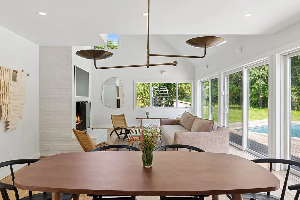 Stylish Retreat Just outside of the Village — Photo 4