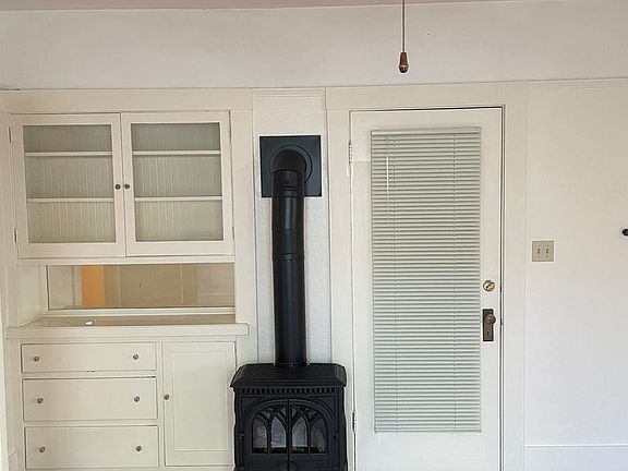 3rd image of 927 35th St APT 3