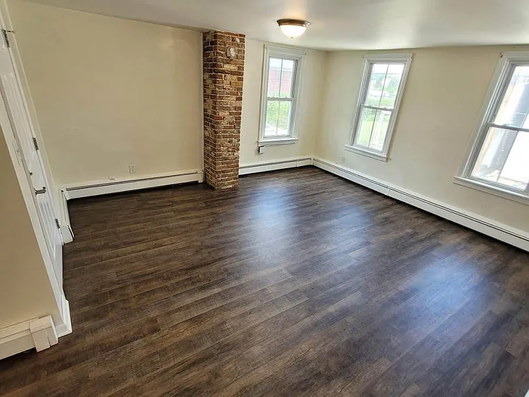 26 1/2 S Queen St #2 — Photo 3