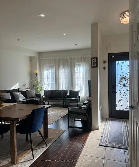 33 Mansbridge Cres — Photo 2