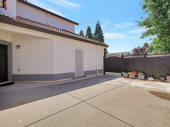 4th image of 8401 Carriage Oaks Way