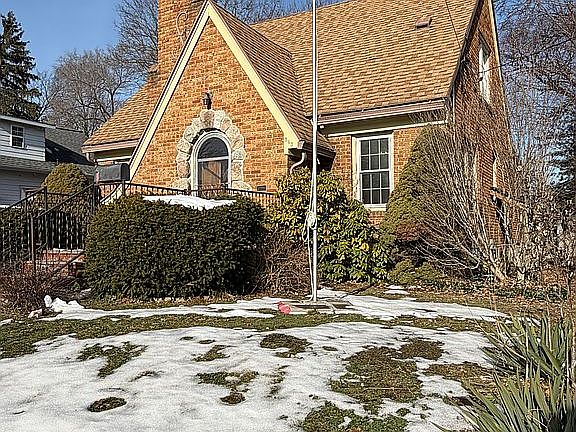 5th image of 863 Arlington St NE