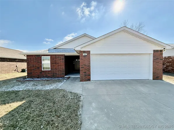 808 Bonnie Ave, Pryor, OK 74361