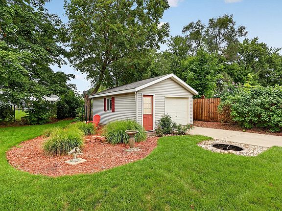 4th image of 1055 Elmwood Dr