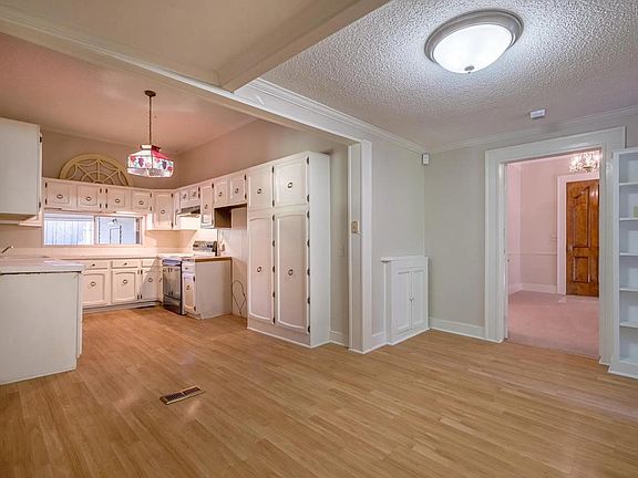 3rd image of 619 Fitzpatrick St