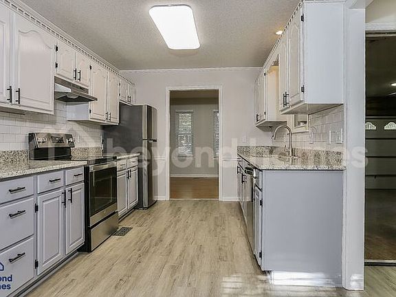 5th image of 2709 Millbrook Rd
