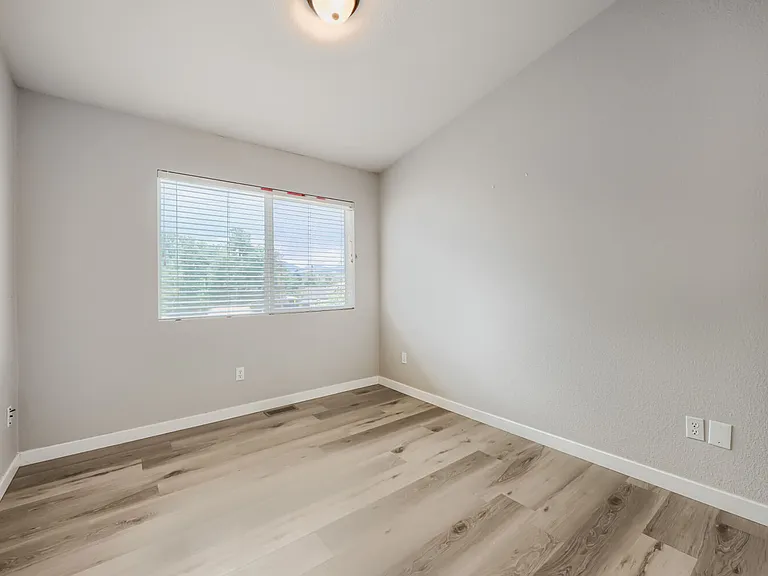 330 Graceland Grv — Photo 11