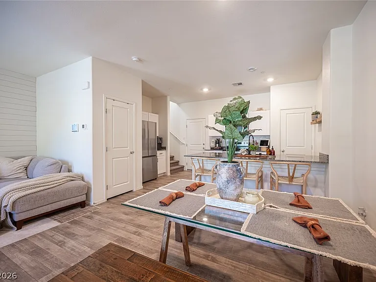 530 Gloster Ave — Photo 13