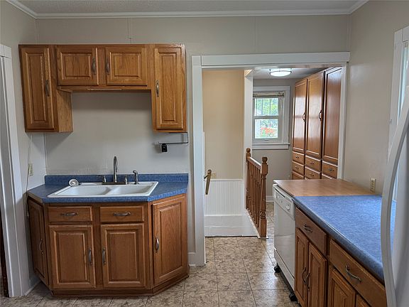 3rd image of 121 E Benton St