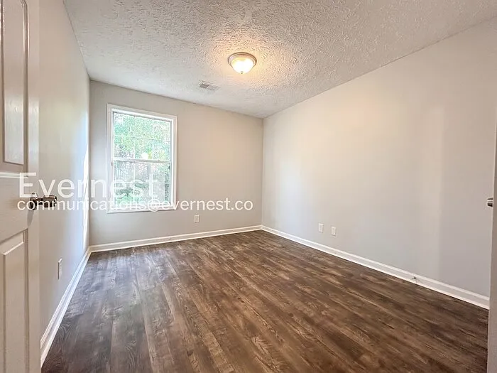 1336 Yorkshire Ln — Photo 13