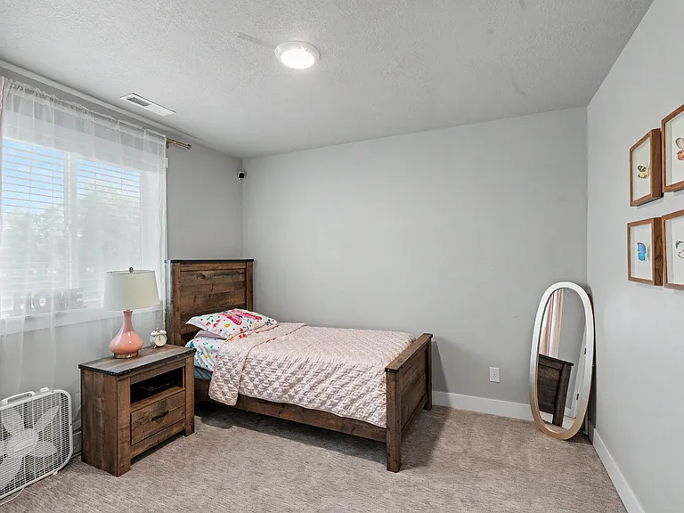 1303 E Weyburn Ln — Photo 11