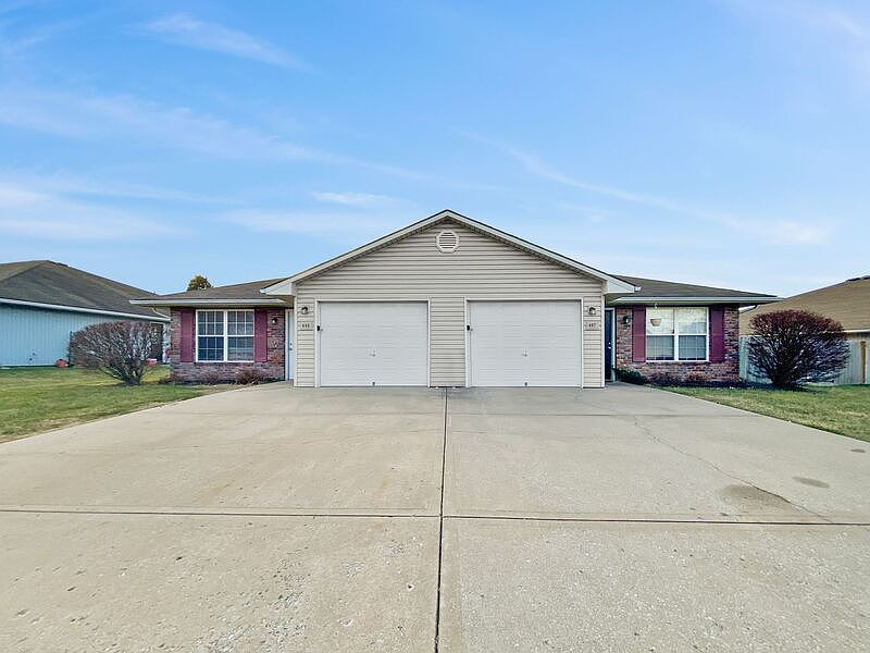 1st image of 405 NW Woodbury Dr