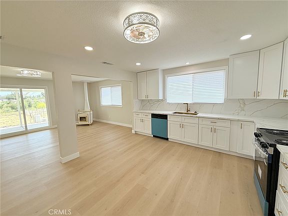 4th image of 28330 Hampshire Dr