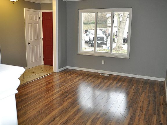 5th image of 429 Woodland Hill Ct