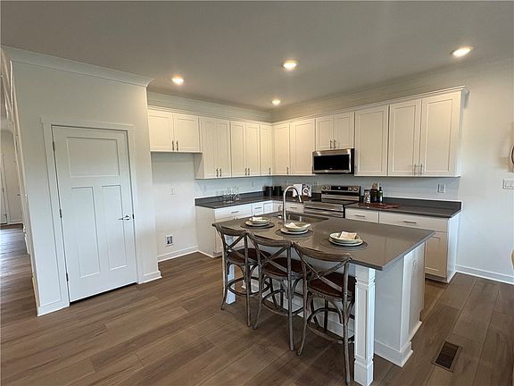 3rd image of 305 Darcy Ct