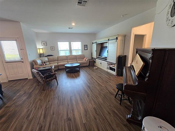 3rd image of 1017 Bluewood Bnd