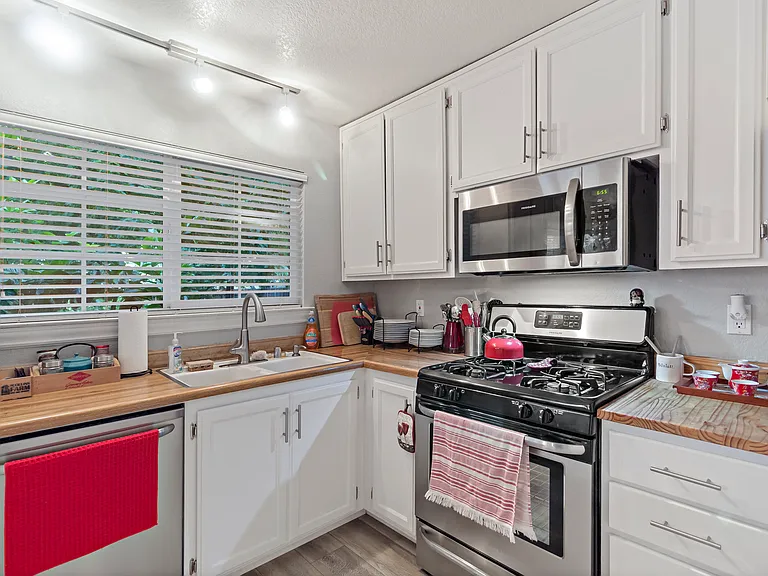 808 Milsom Pl — Photo 9