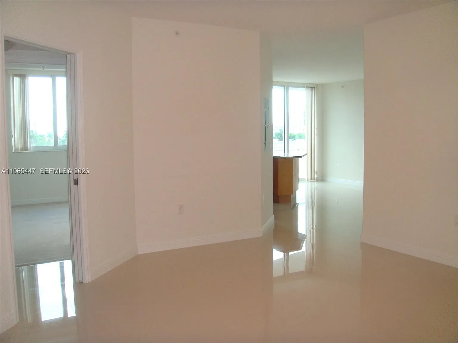 Duo Comdominium East — Photo 4