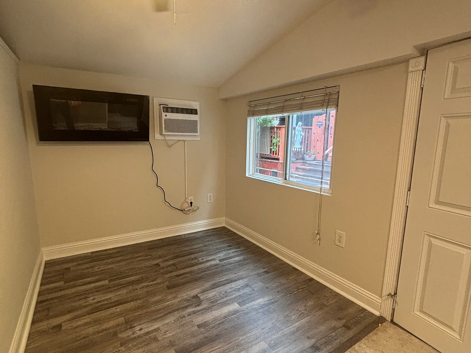 Studio, 300 sqft, $1,700 — Photo 3